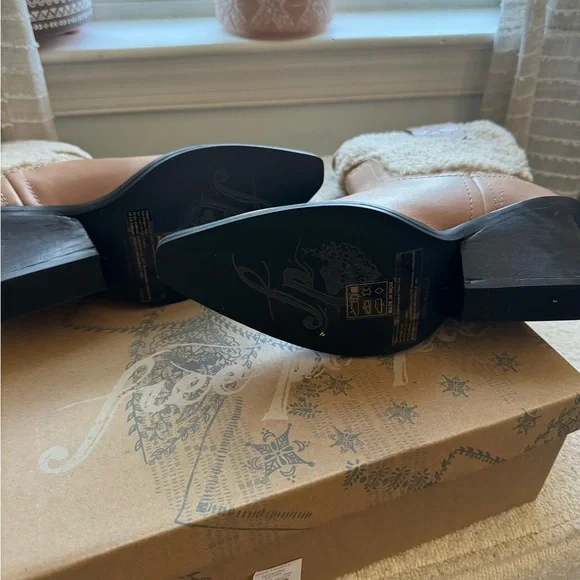 Free People Tan Shearling Heeled Boots 7 BNWT - Picture 3 of 5